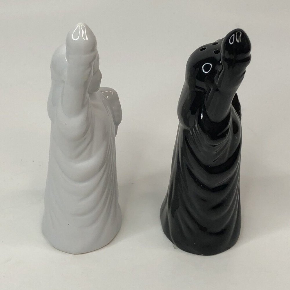Statue Of Liberty 4-1/4” Salt and Pepper Shakers Set Black & White *FLAW* - Picture 6 of 12